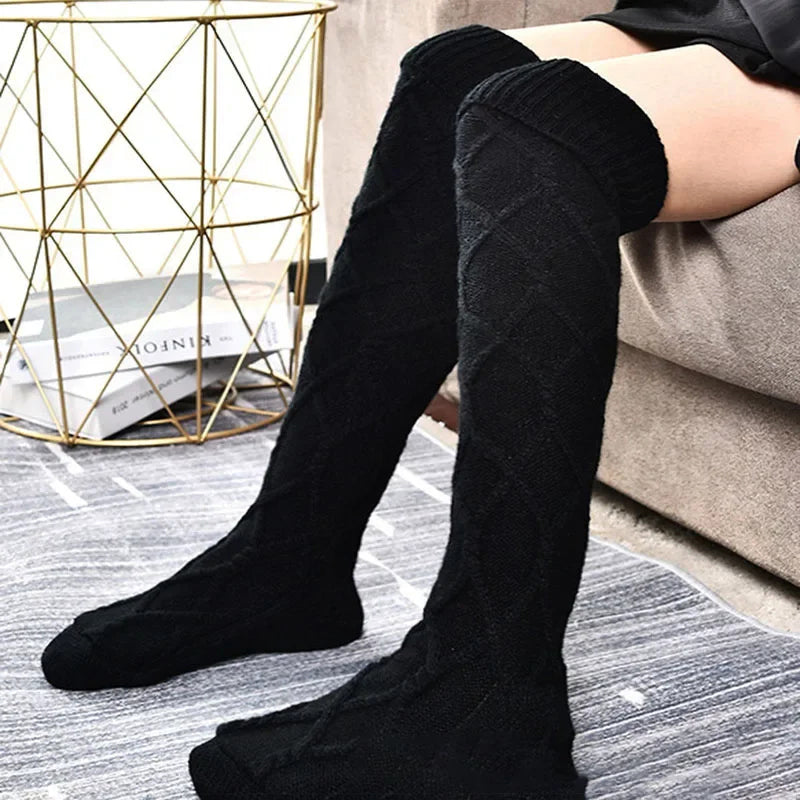 Damernas långa stickade sockor med kabelmönster