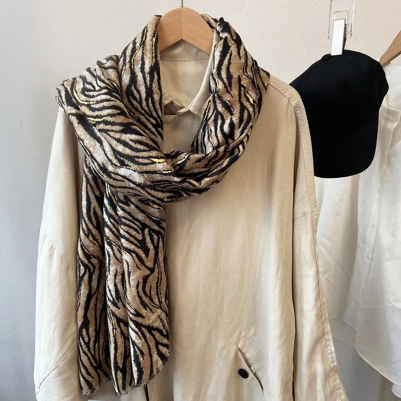 Sofia Amoretti oversize halsduk med zebramönster