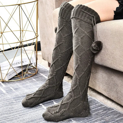 Damernas långa stickade sockor med kabelmönster